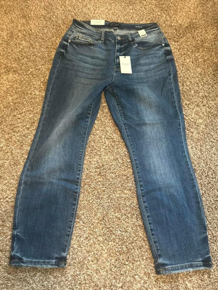 Amber baker Buchs — 20W Judy Blue, medium wash, boyfriend fit