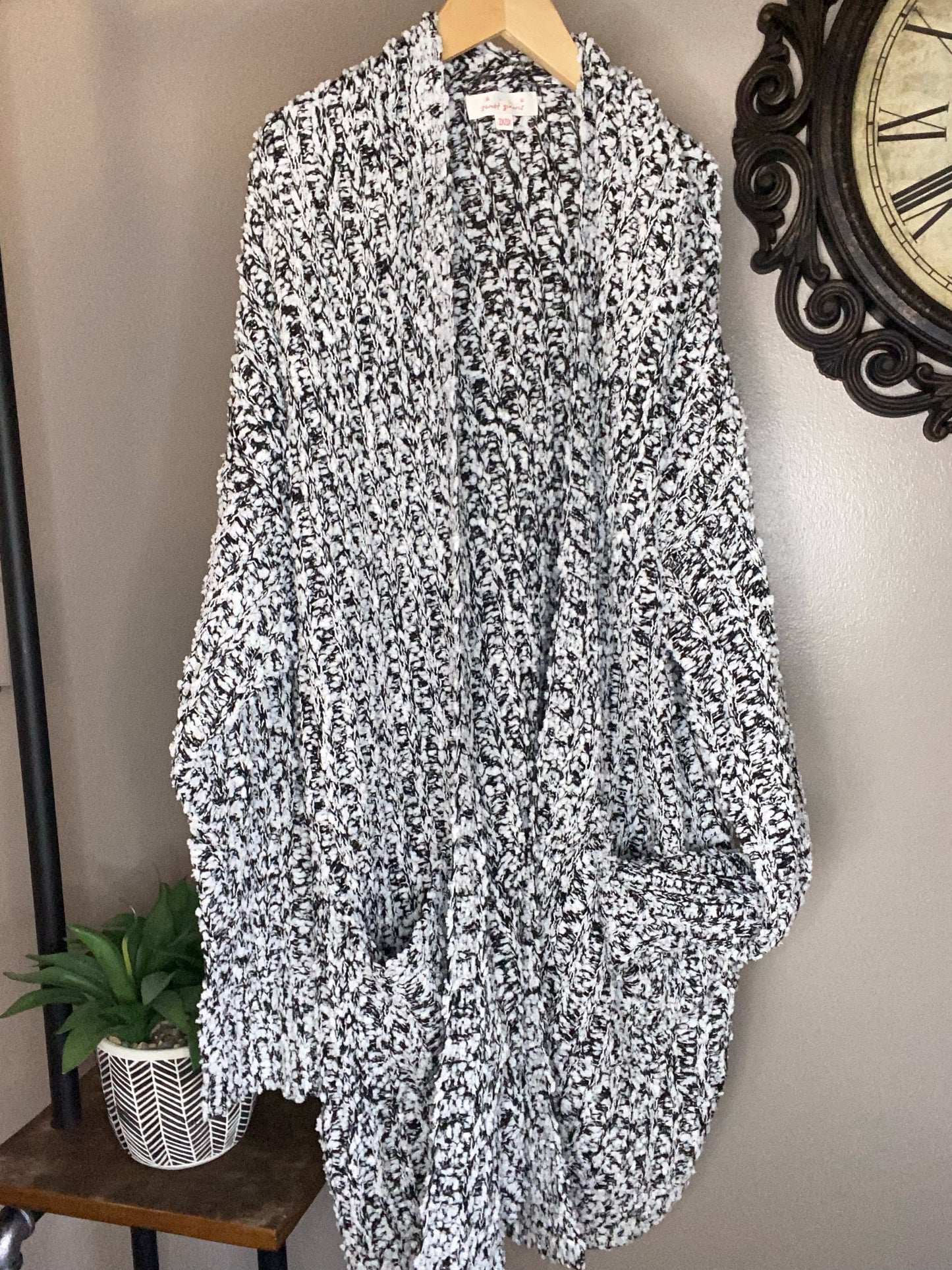 Brandi Zoller — 2X/3X black and white popcorn cardigan