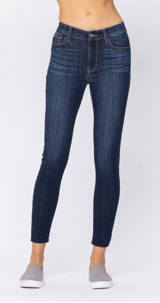 Ashley Green — 11R, Judy Blue, dark wash skinnies