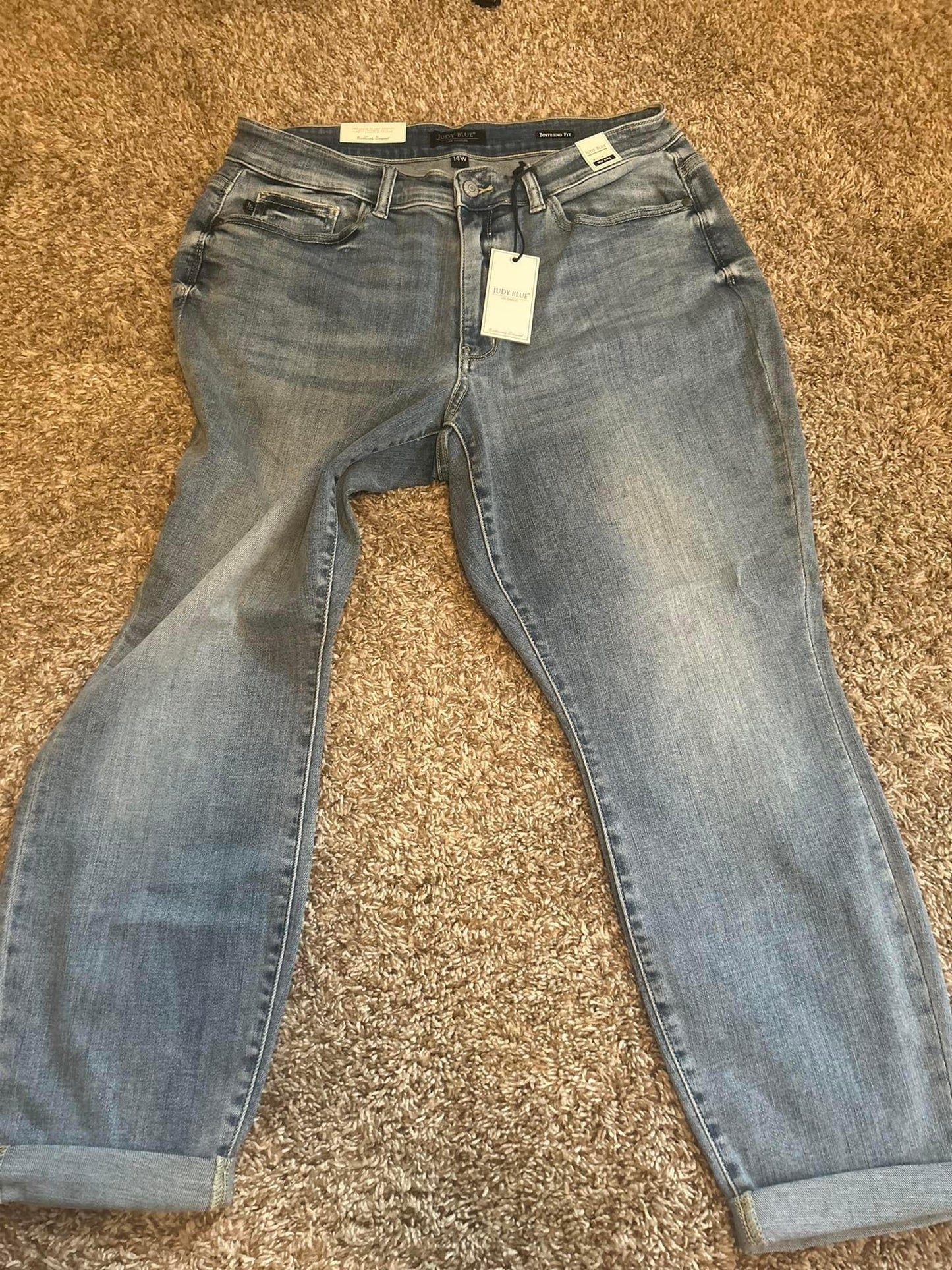 Amber baker Buchs — 20W Judy Blue, light wash, boyfriend fit
